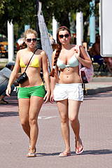 0720-two-bikini-hotties-are-going-to-the-beach